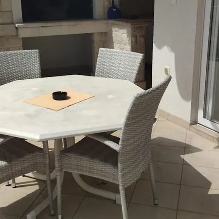 Happy Basset Terrace Apartment