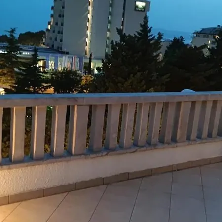 Happy Basset Terrace Apartment *