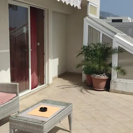 Happy Basset Terrace Apartment *