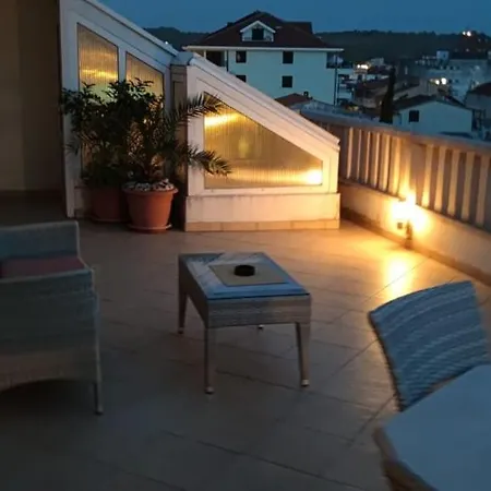 Happy Basset Terrace Apartment Makarska