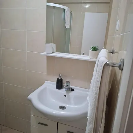 Happy Basset Terrace Apartment *